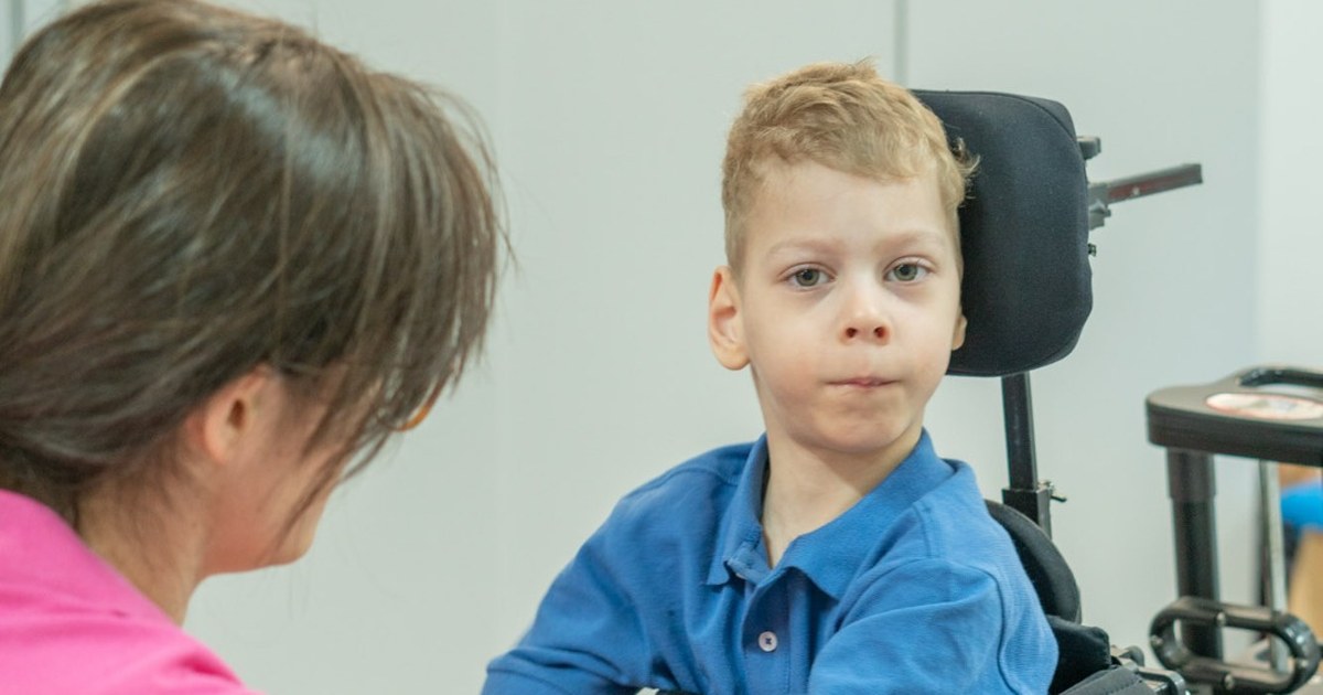 Arnoldas vertikalizatoriuje reabilitacijos užsiėmime Olinek centre Varšuvoje