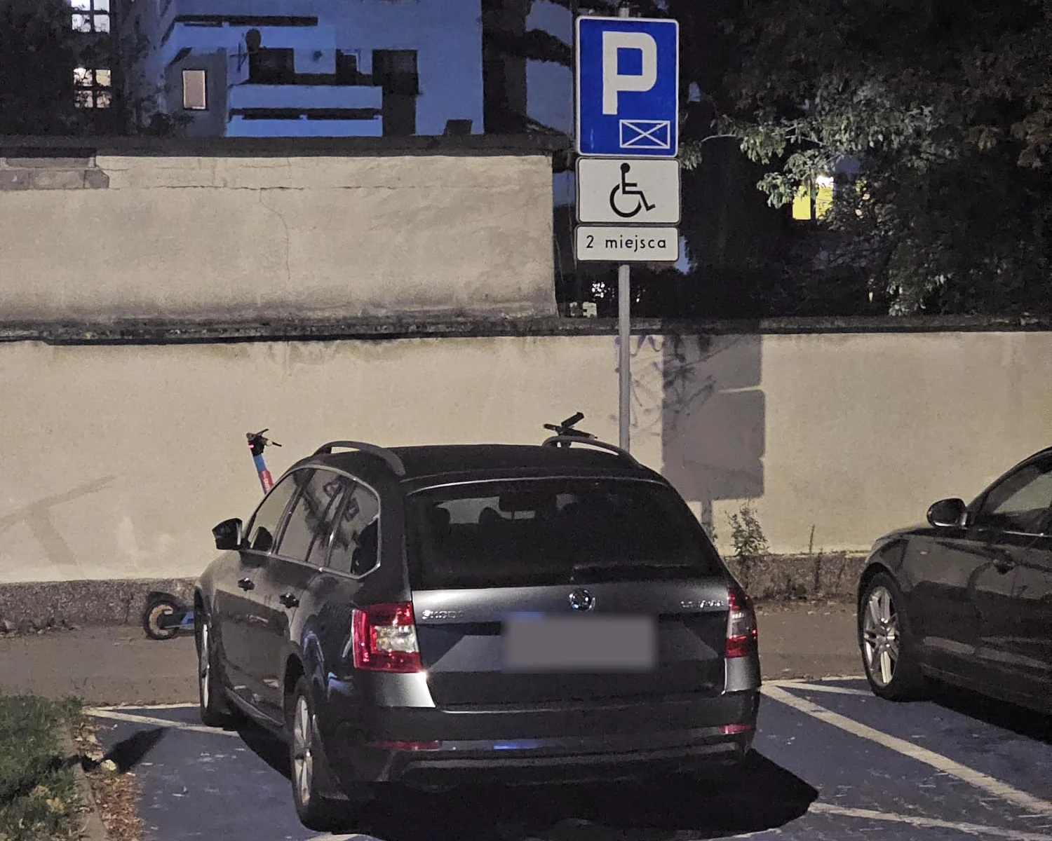 Automobilis stovėjimo vietoje, pažymėtoje žmonėms su negalia